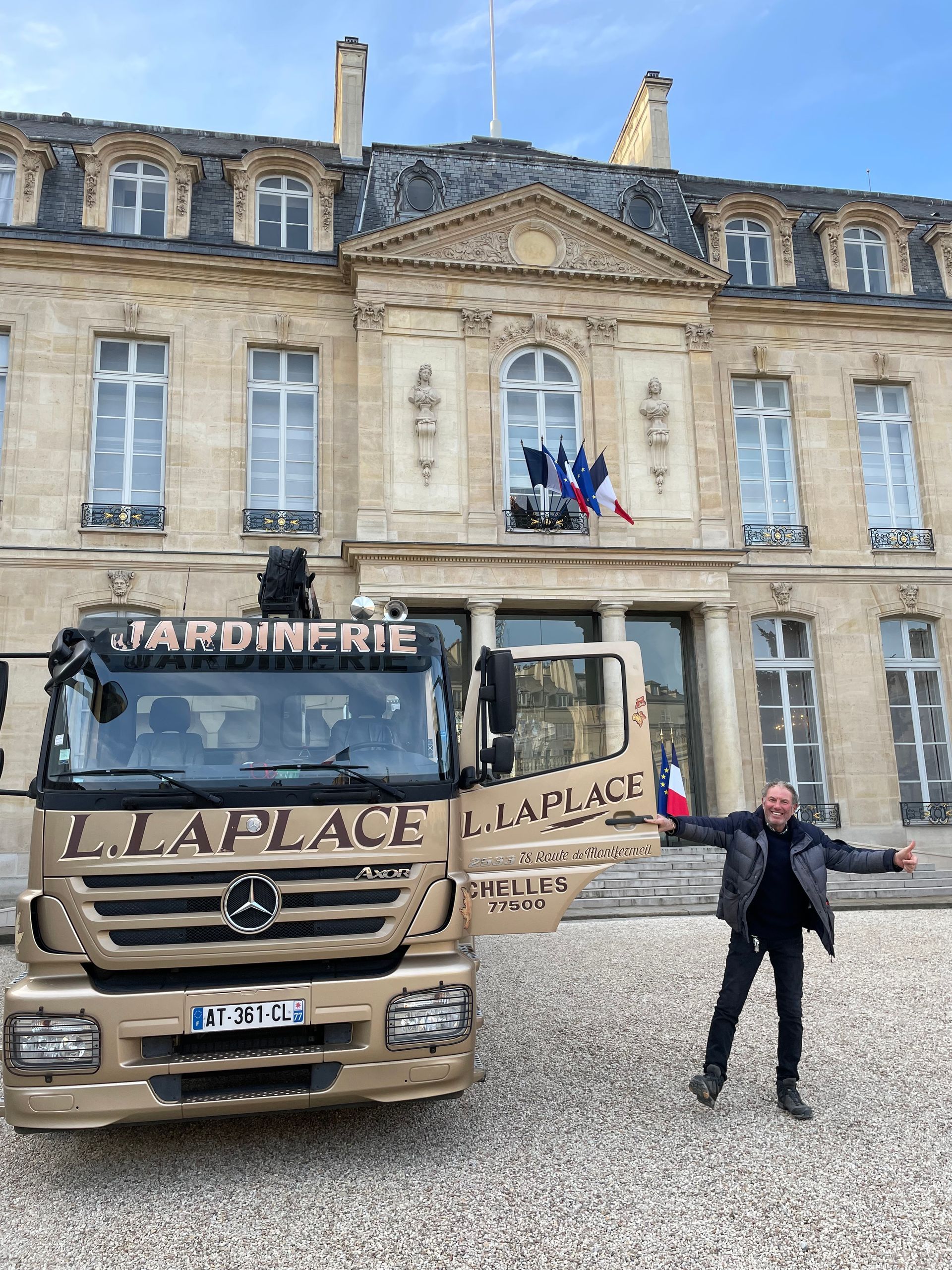 Homme à côté d'un camion
