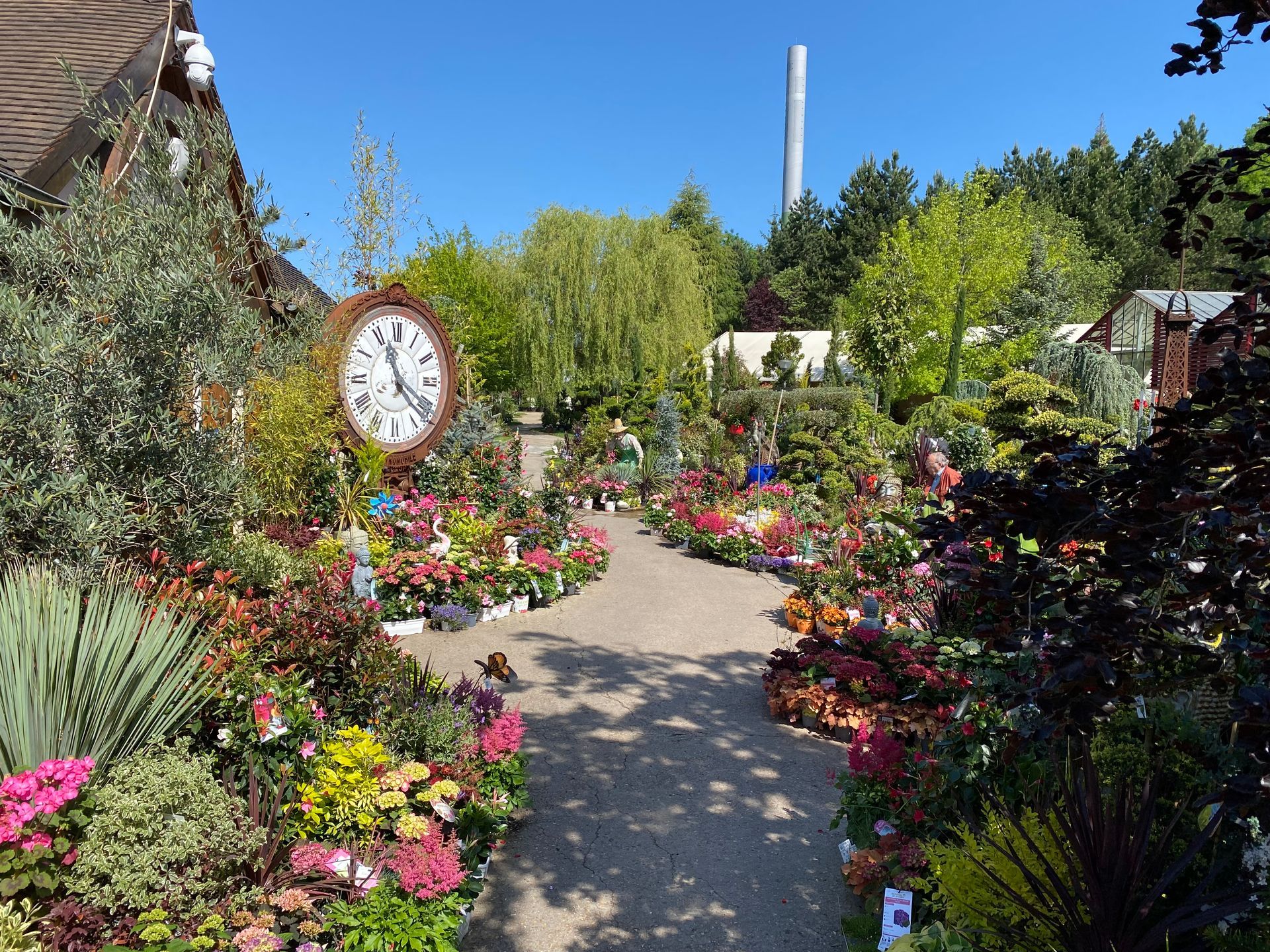 Grande pendule dans une allée fleurie