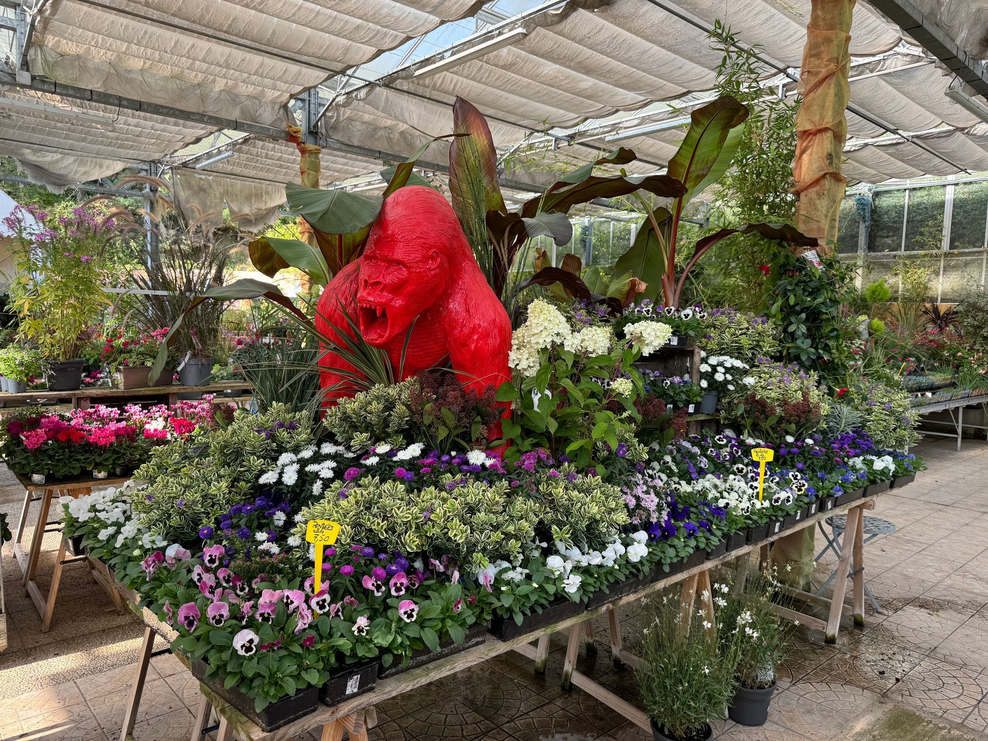 Statue de gorille contemporaine