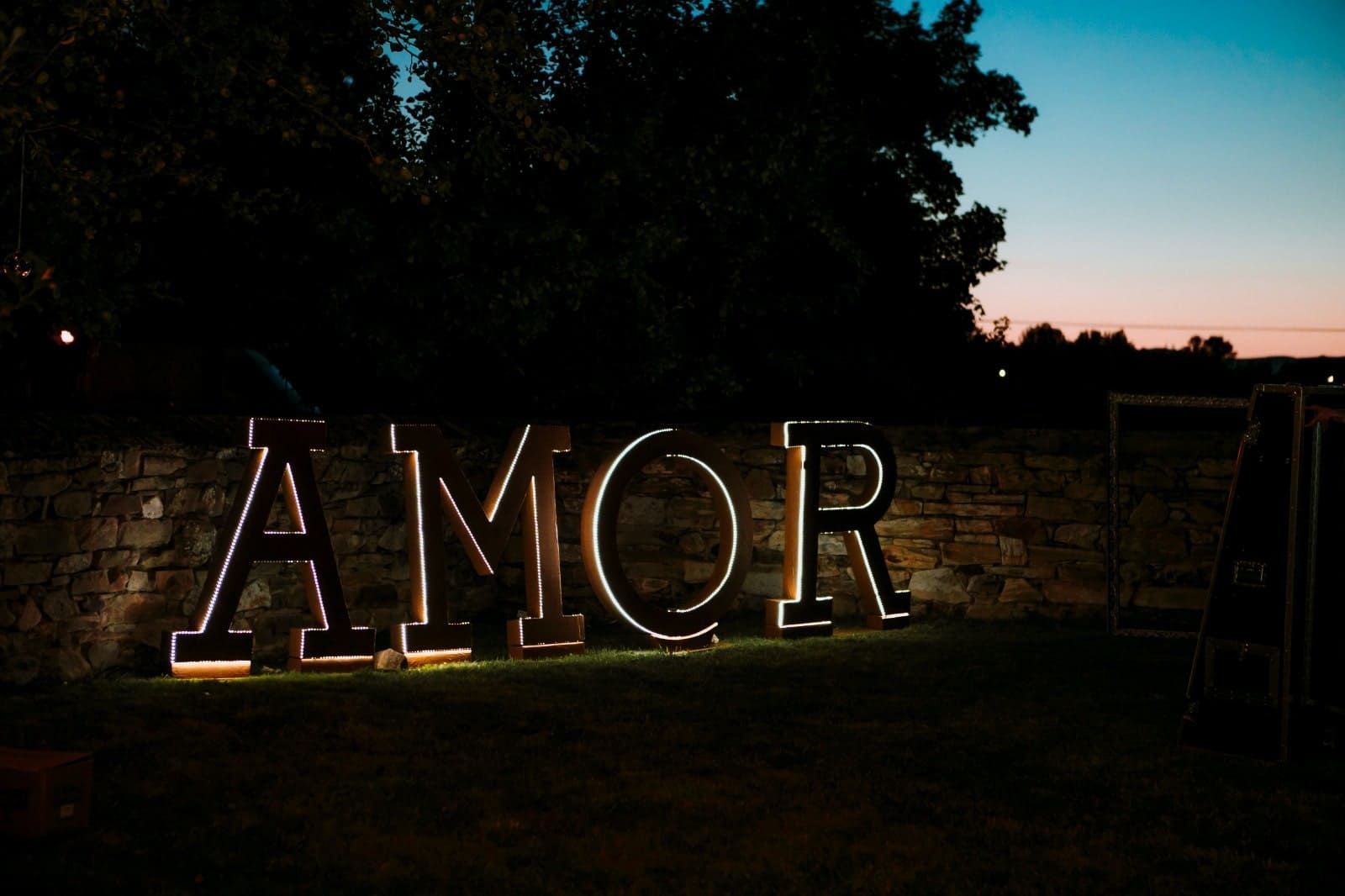 Grandes letras luminosas que forman la palabra