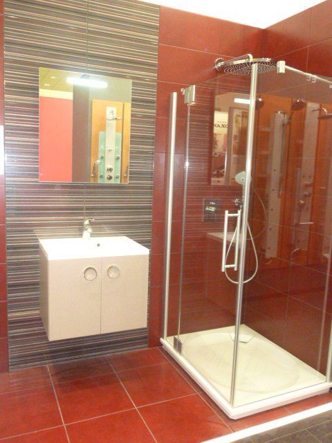 Douche avec carrelage rouge