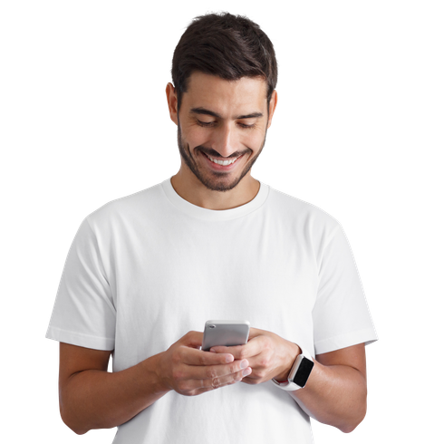 Un homme en t-shirt sourit en regardant son téléphone.