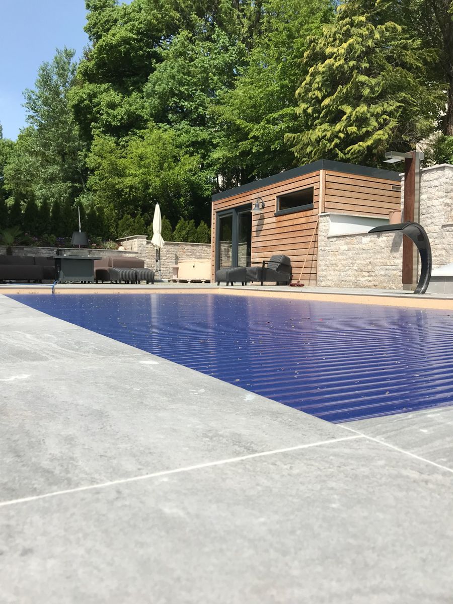 Ein großes Schwimmbad mit einem Backsteingebäude im Hintergrund