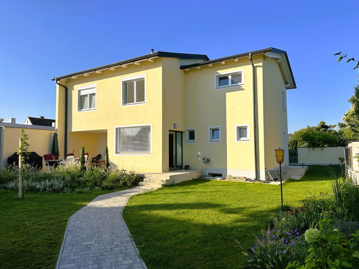 Ein großes gelbes Haus mit einem Gehweg, der dorthin führt