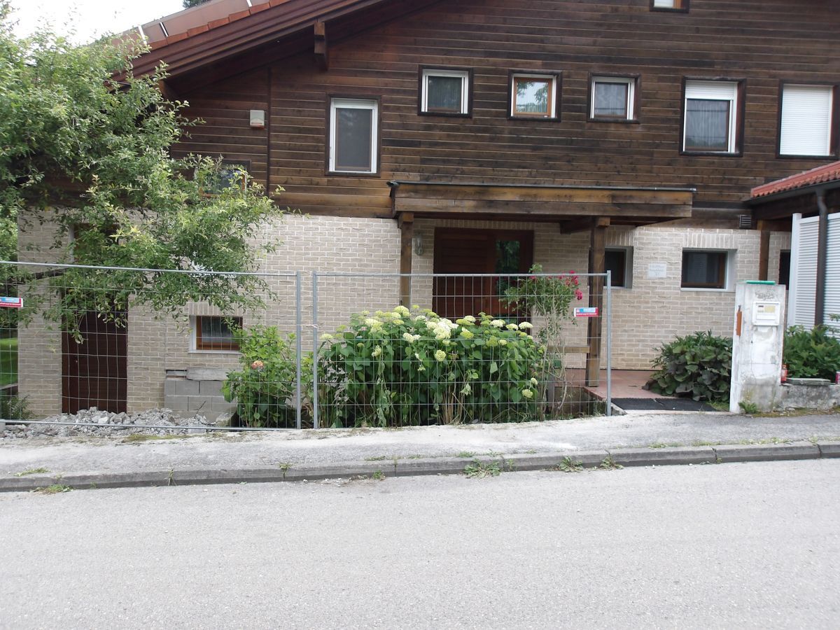 Die Vorderseite eines Hauses mit einem Zaun darum