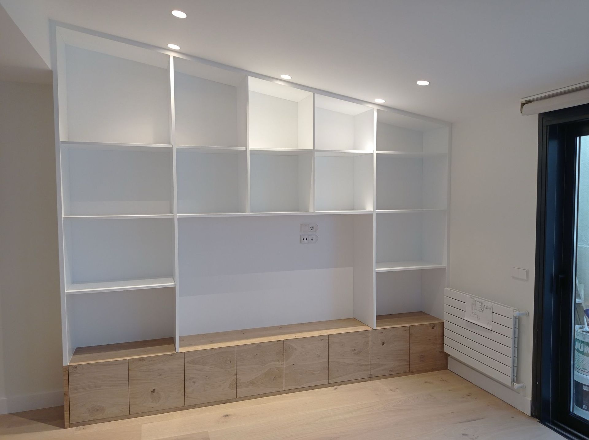 Una habitación con muchos estantes y cajones.