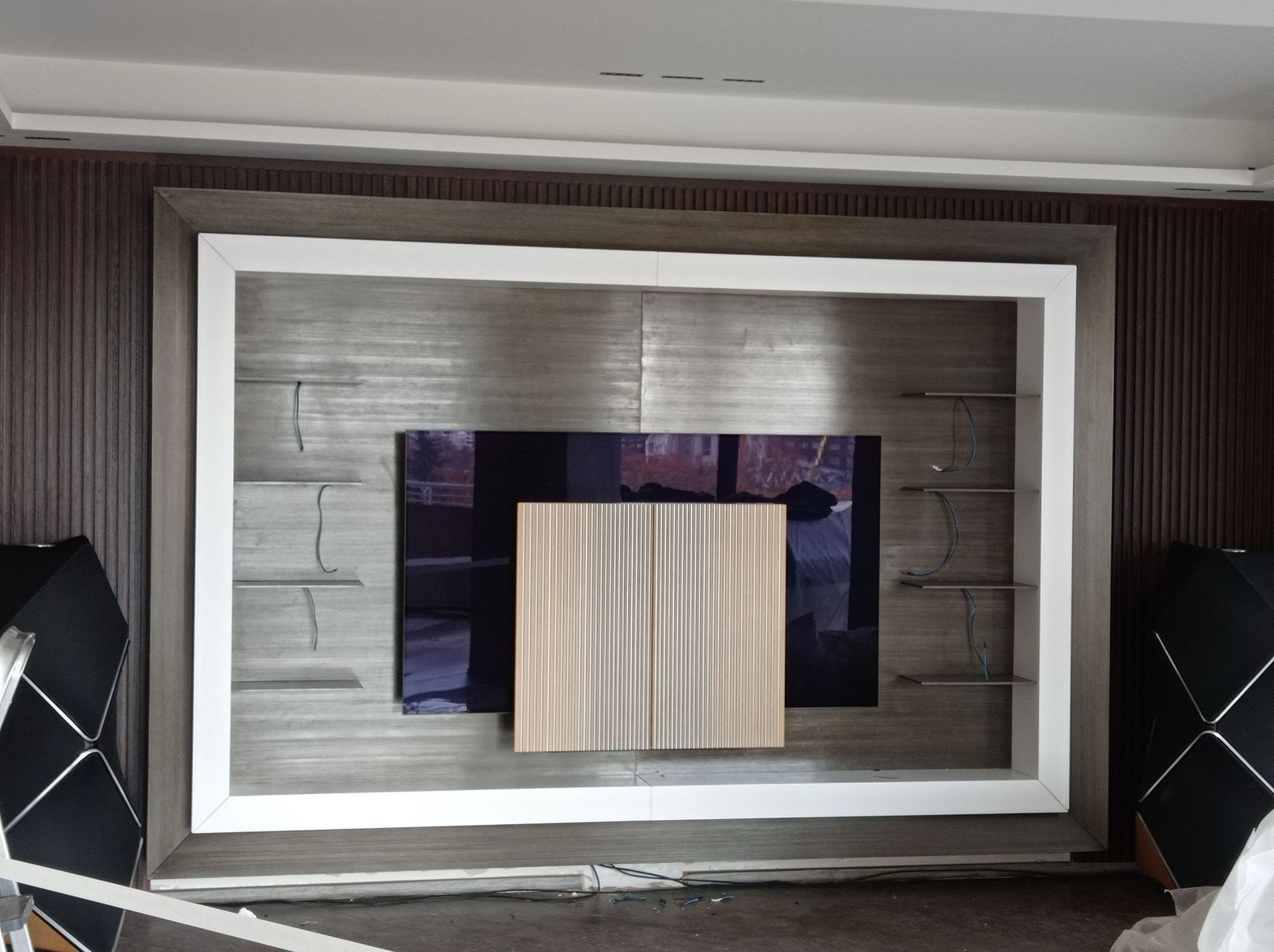 Una sala de estar con un aro de baloncesto en la pared.