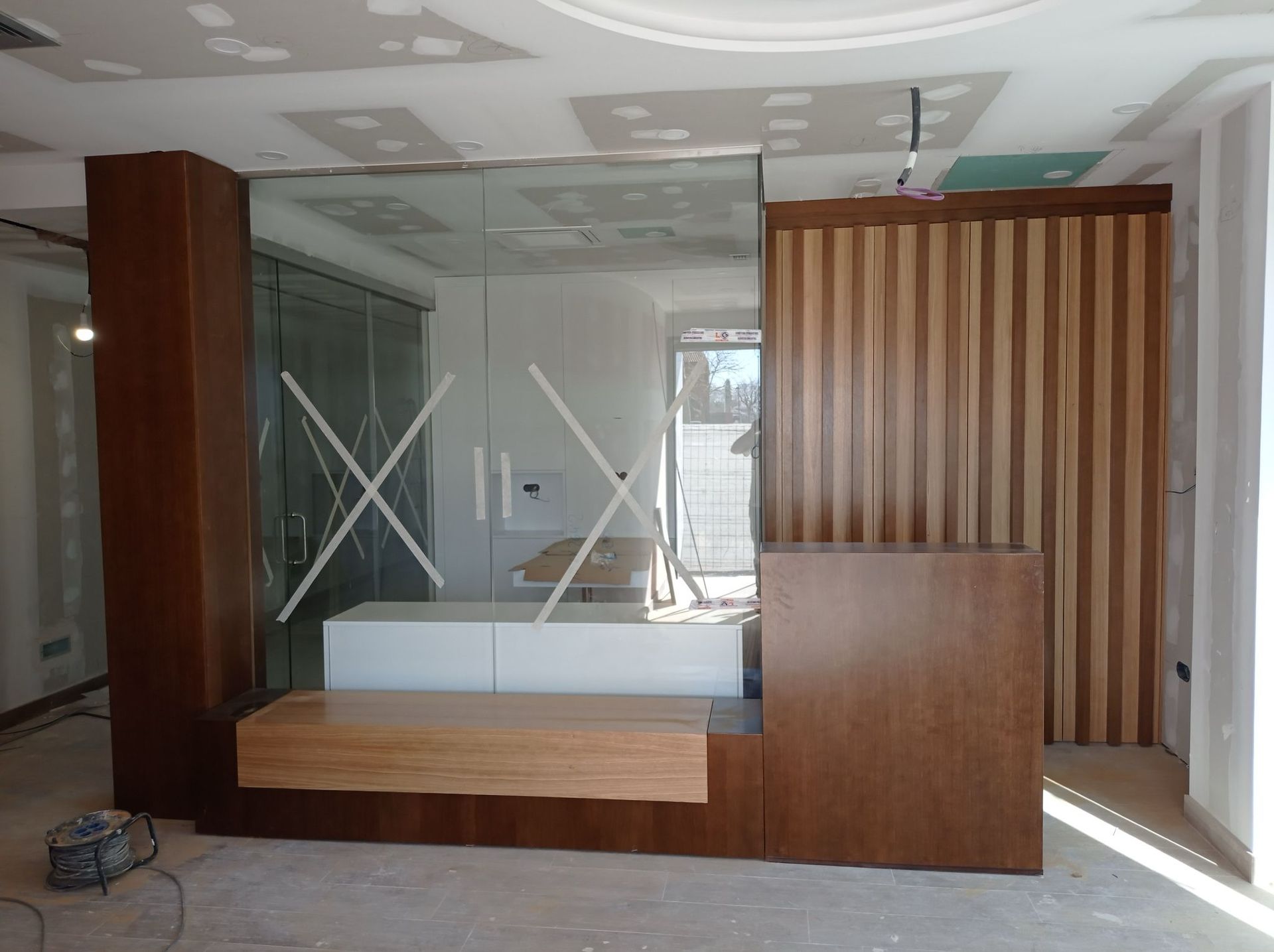 Una habitación con una pared de madera y una pared de cristal.