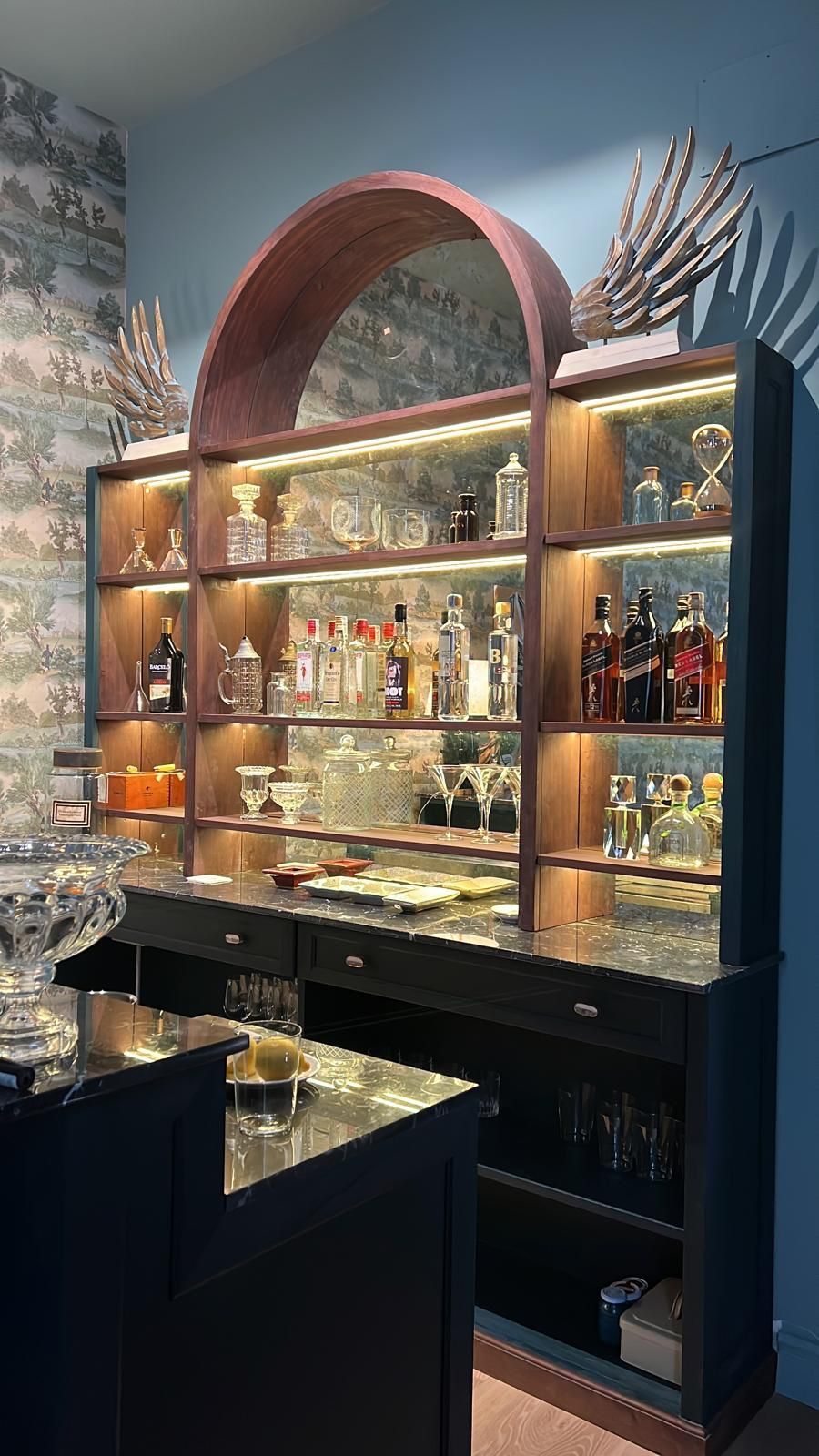 Hay muchas botellas de alcohol en los estantes de esta habitación.