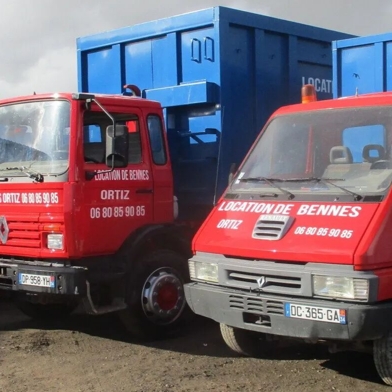 Deux camions-bennes de l'entreprise Ortiz Michel - Location Benne
