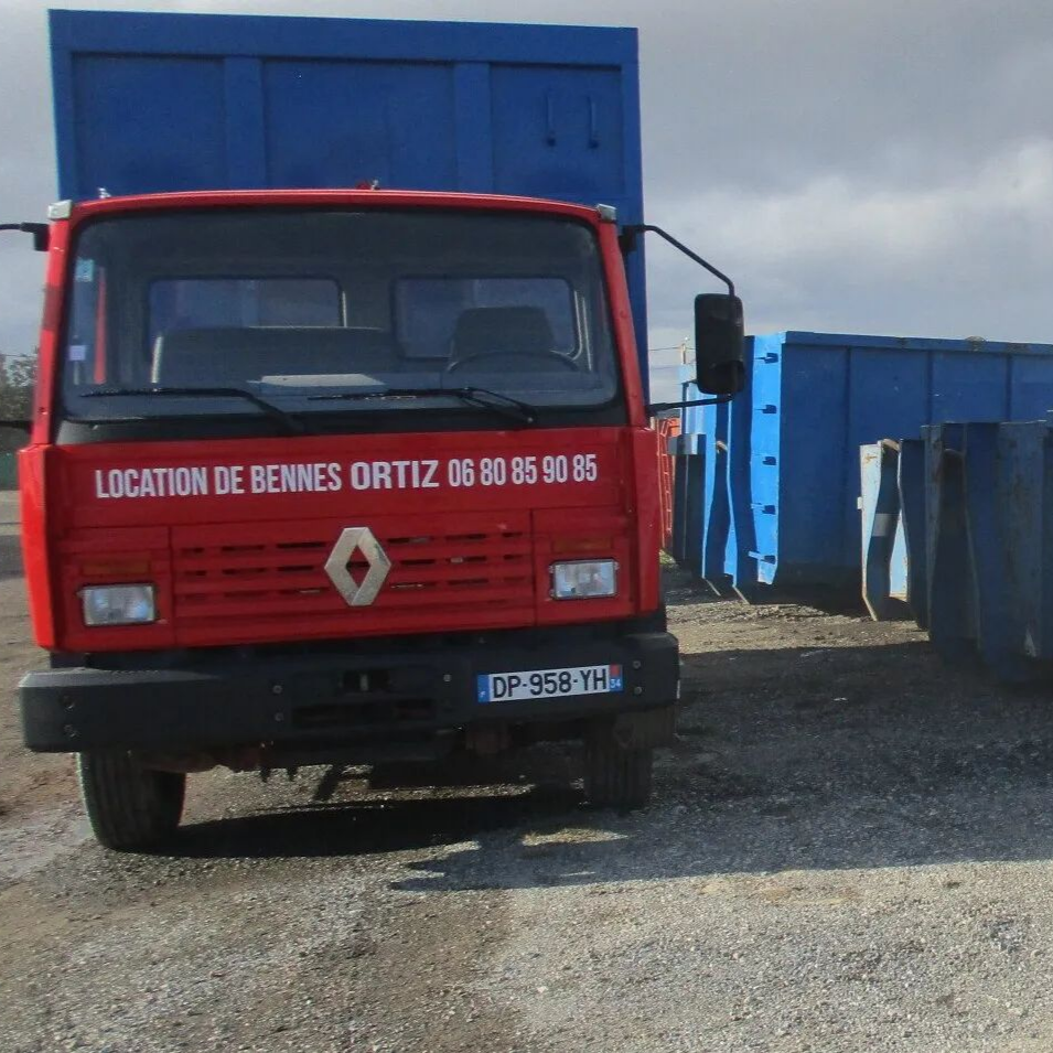 Modèles de bennes disposées à côté d'une camionnette