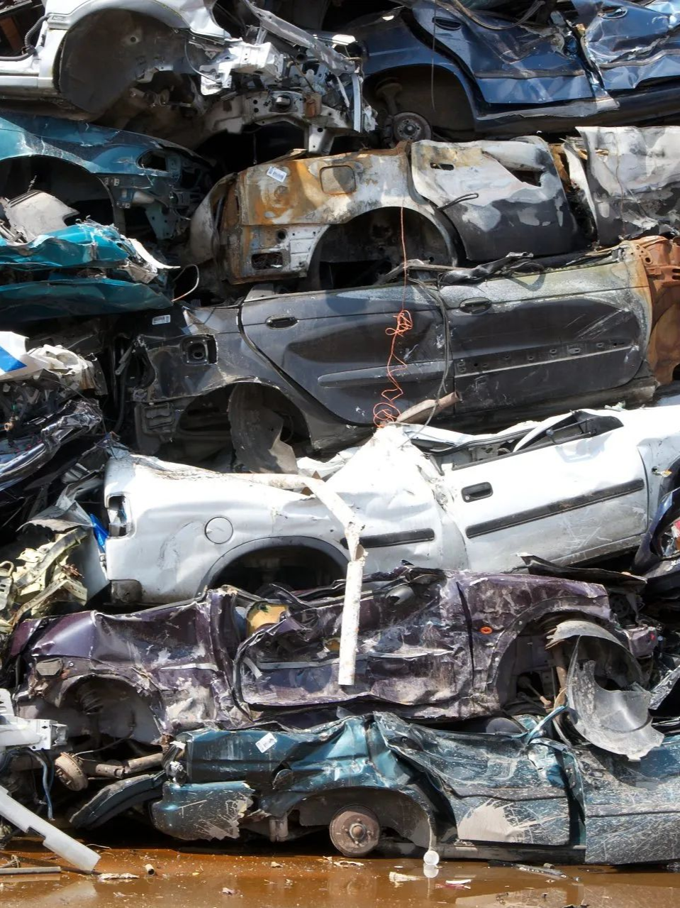 Carcasses de voitures empilées dans une casse auto