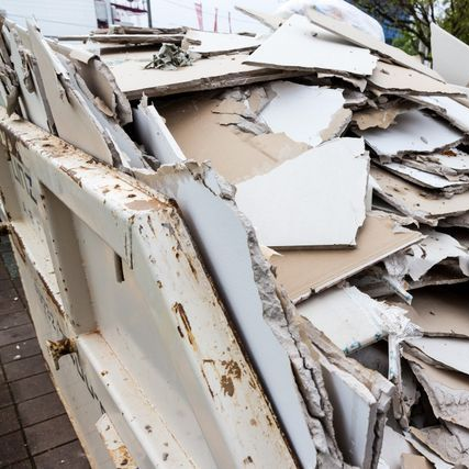 Benne remplie de cartons et plaques de plâtre