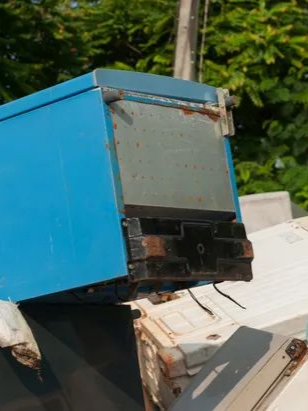 Électroménager dans une benne à tout-venant