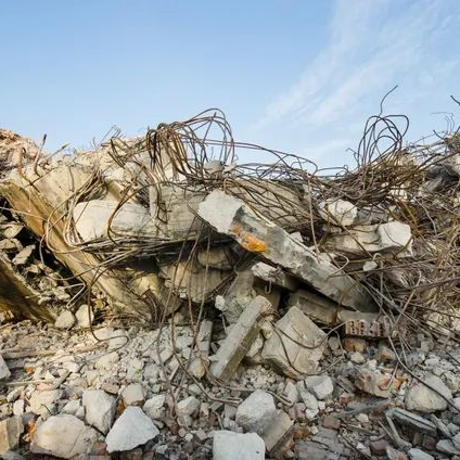 Tige de métal dans des gravats de béton armé