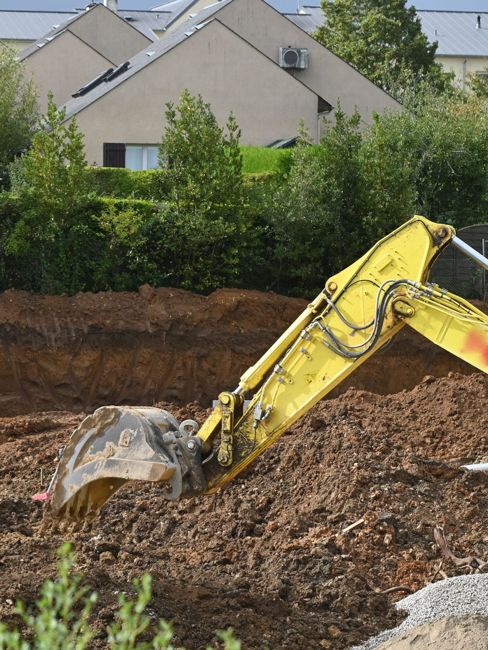 Pelleteuse terrassant un terrain