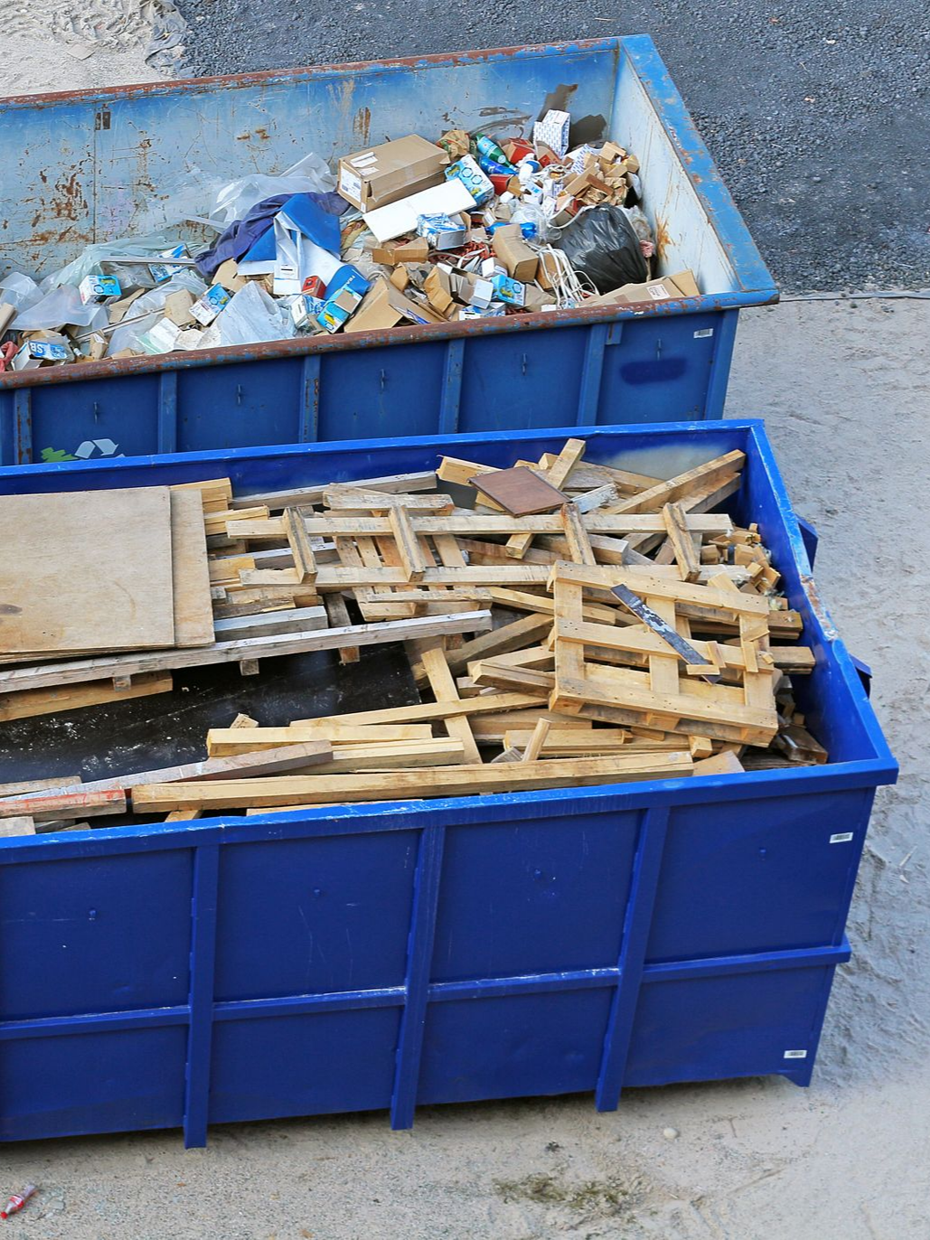 Deux bennes remplies de déchets en bois et tout-venant