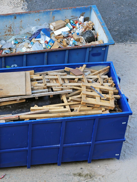 Deux bennes remplies de déchets en bois et tout-venant