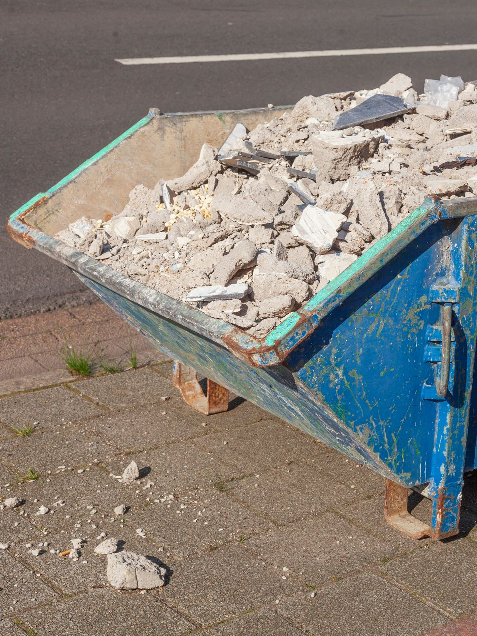 Benne à gravats bleue