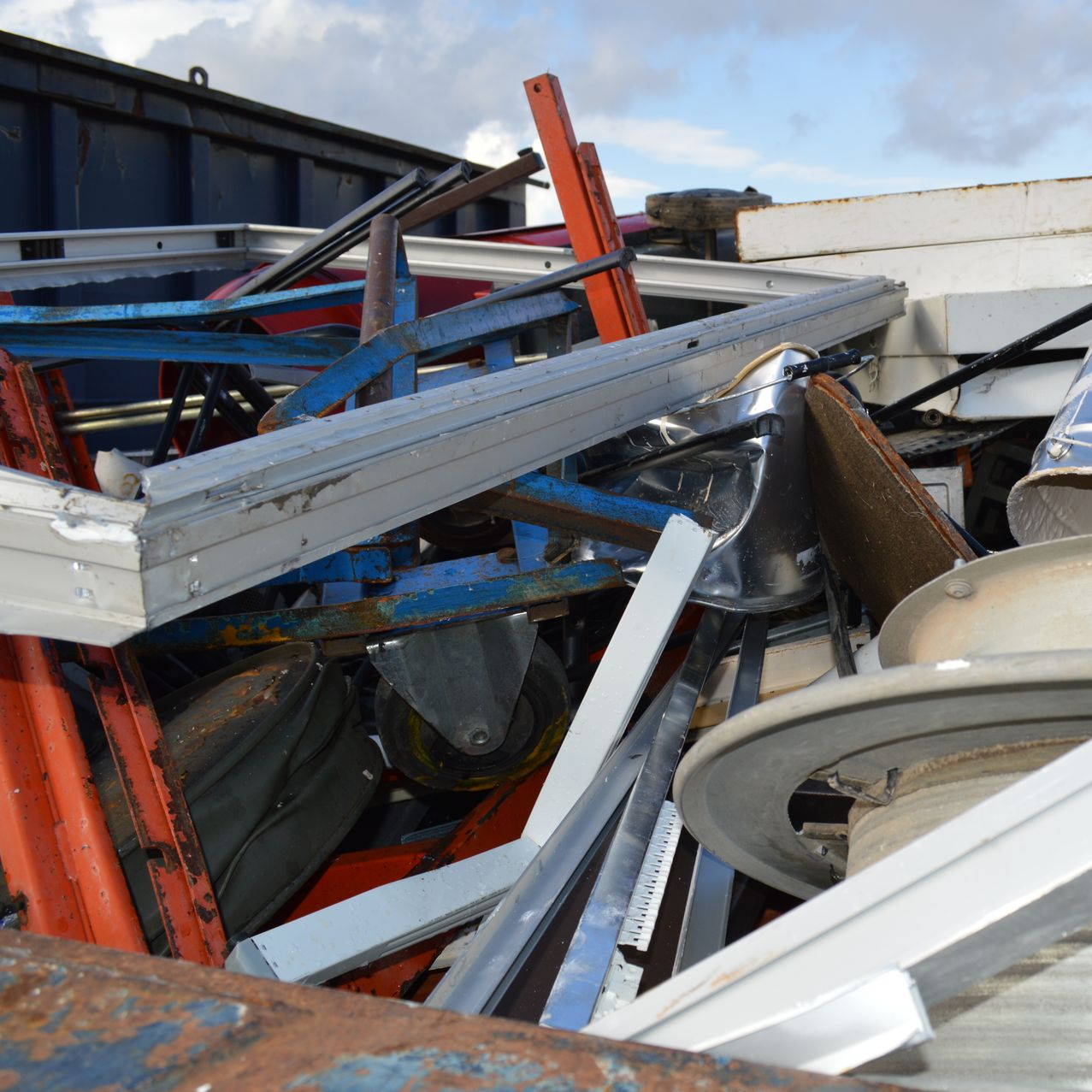 Déchets en fer dans une benne