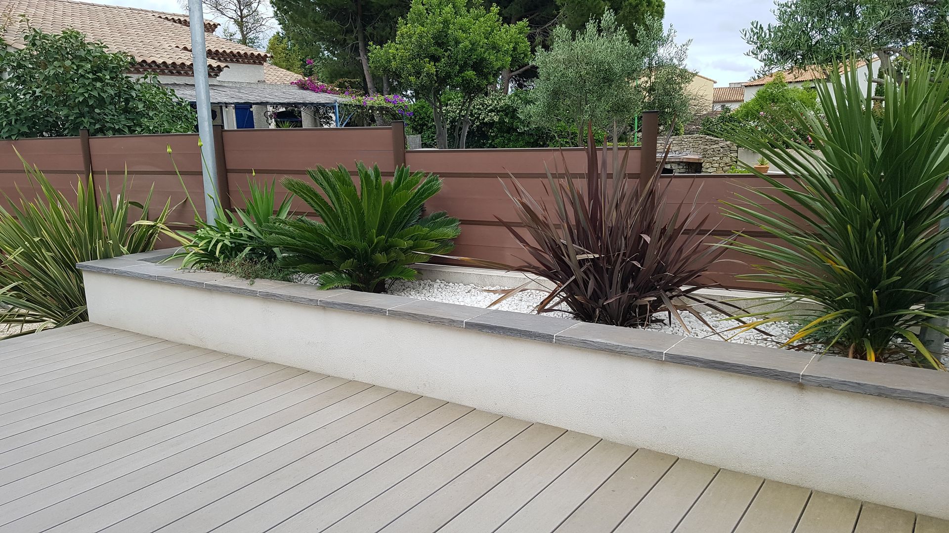 Une terrasse en bois avec des plantes.