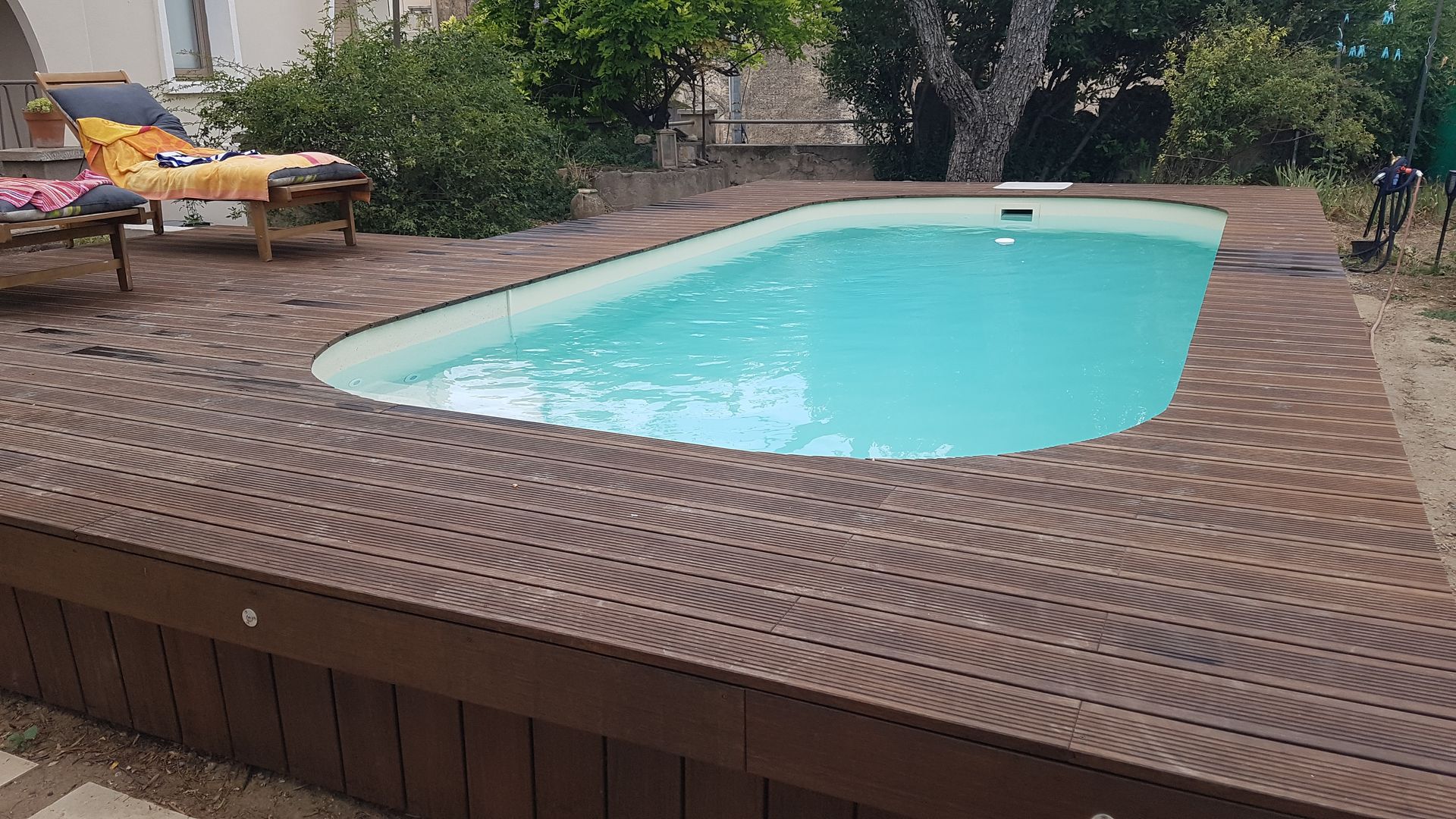 Une allée de jardin avec des dalles en ardoise.