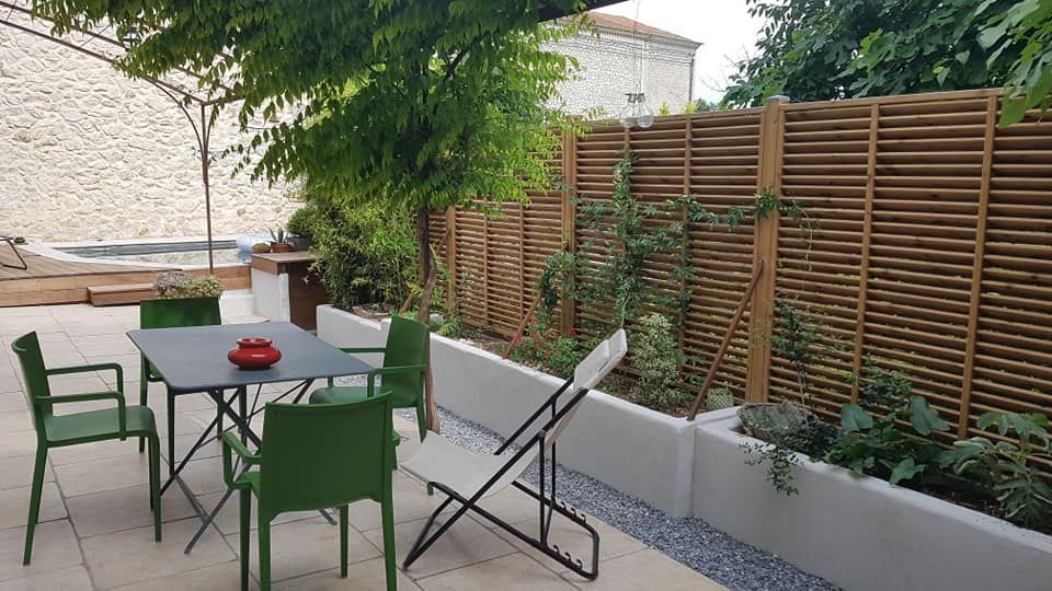 Une terrasse avec des dalles de pierres.