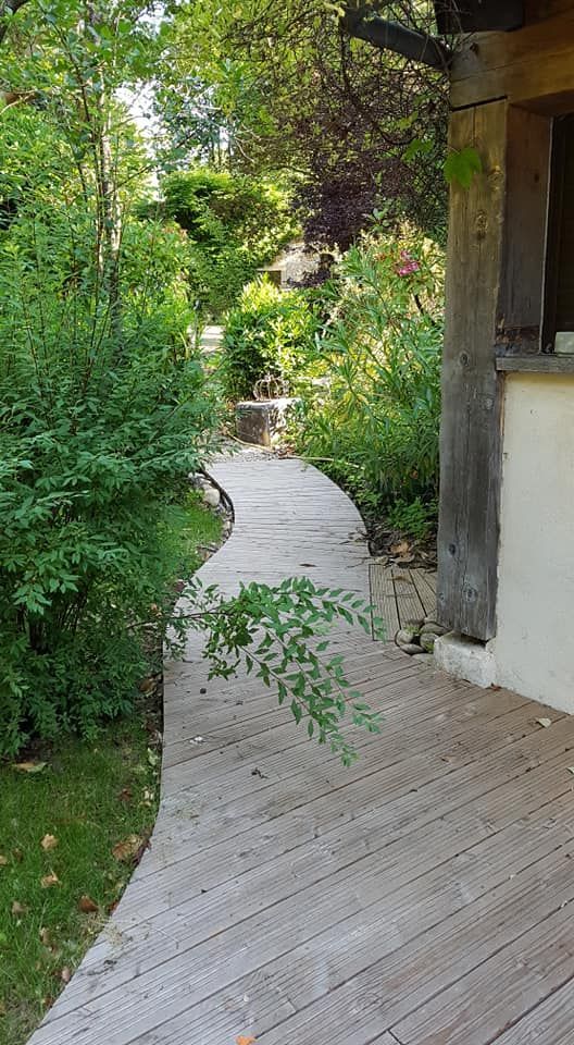 Un chemin en parquet dans un jardin.