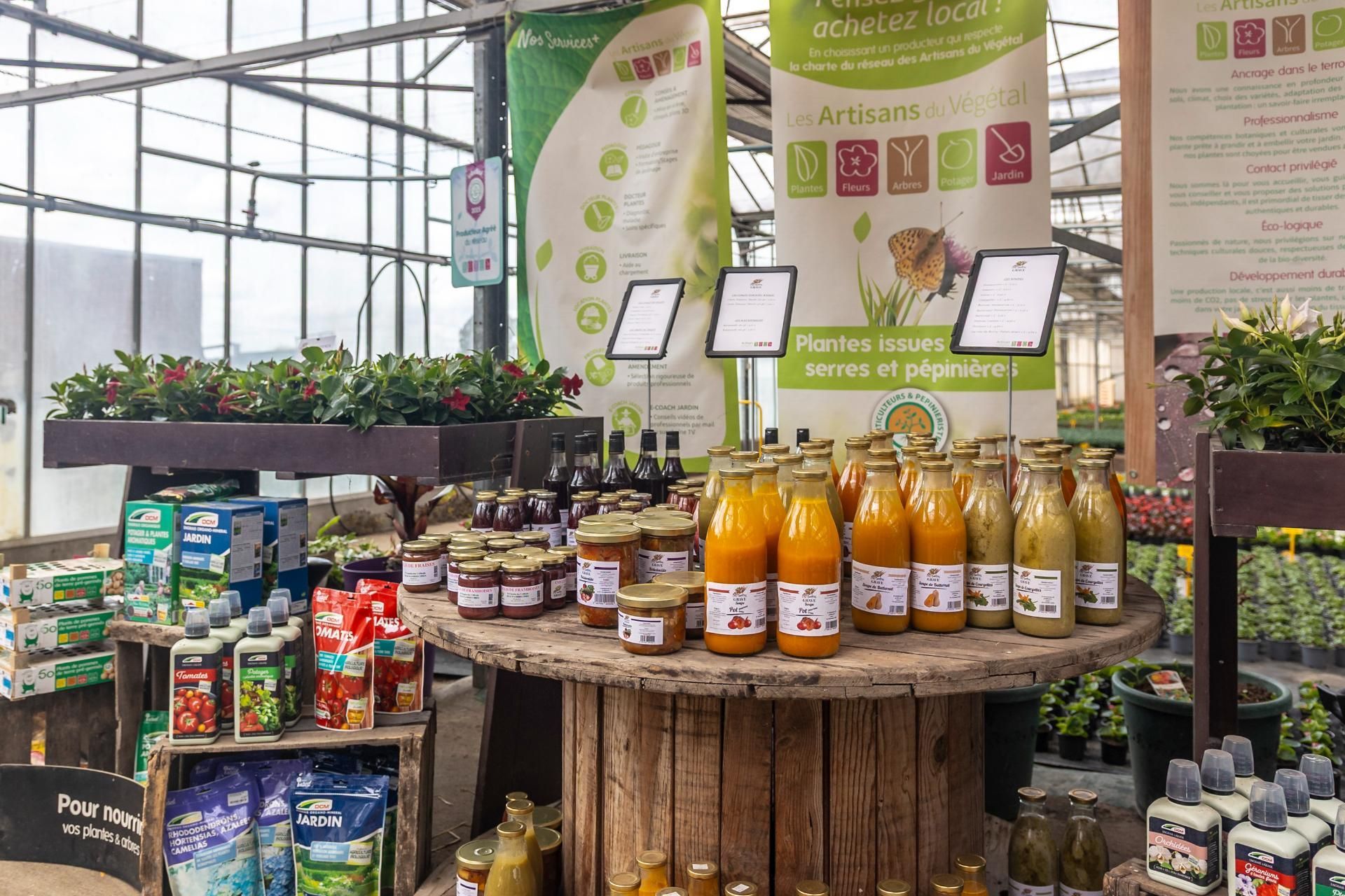 Des soupes et des confitures sur une table en bois.