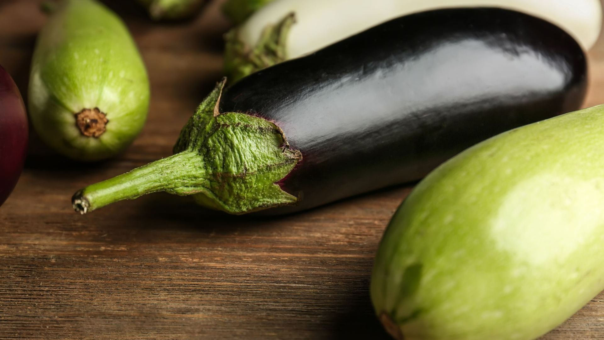 Courgettes et aubergines posées sur une table