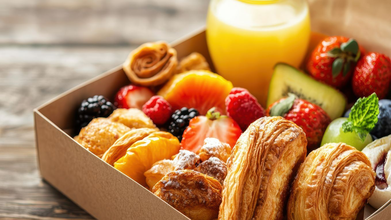 Plateau de fruits et de viennoiseries