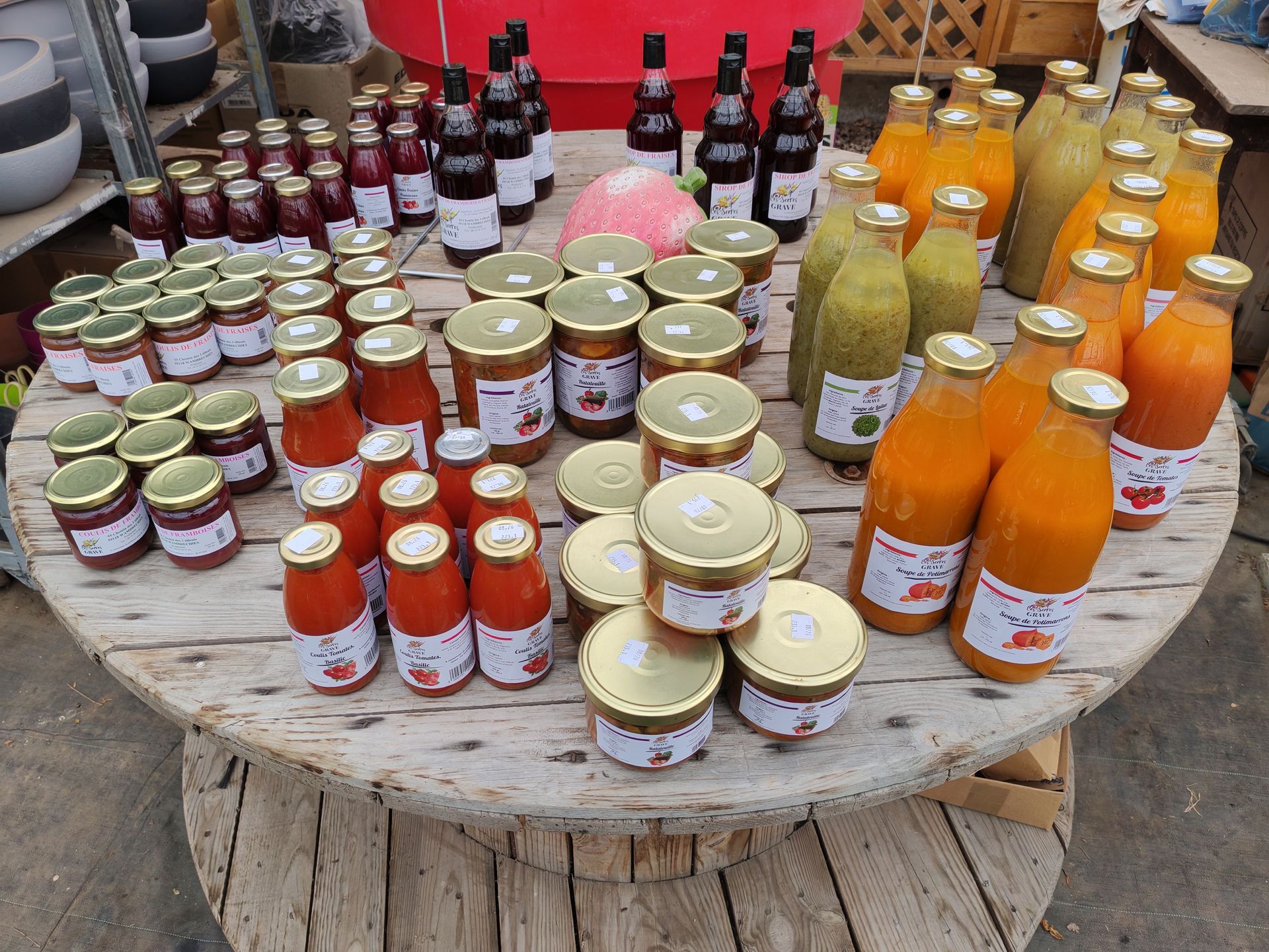 Soupe et coulis en vente sur un présentoir en bois