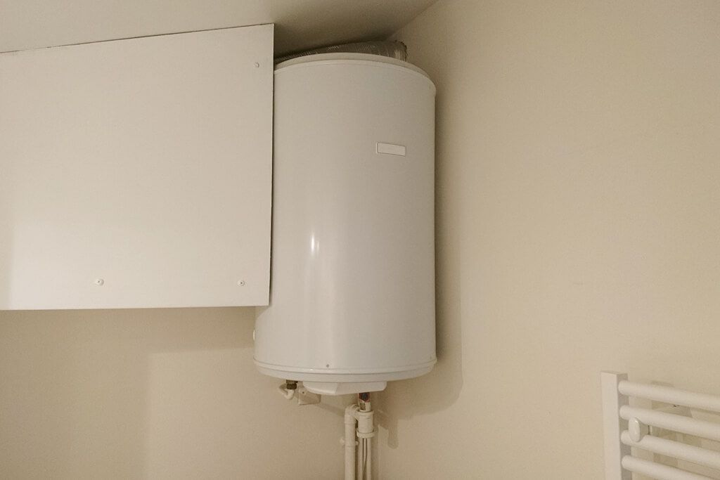 Un ballon d'eau chaude blanc accroché à un mur