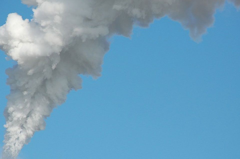 De la fumée montre dans le ciel bleu