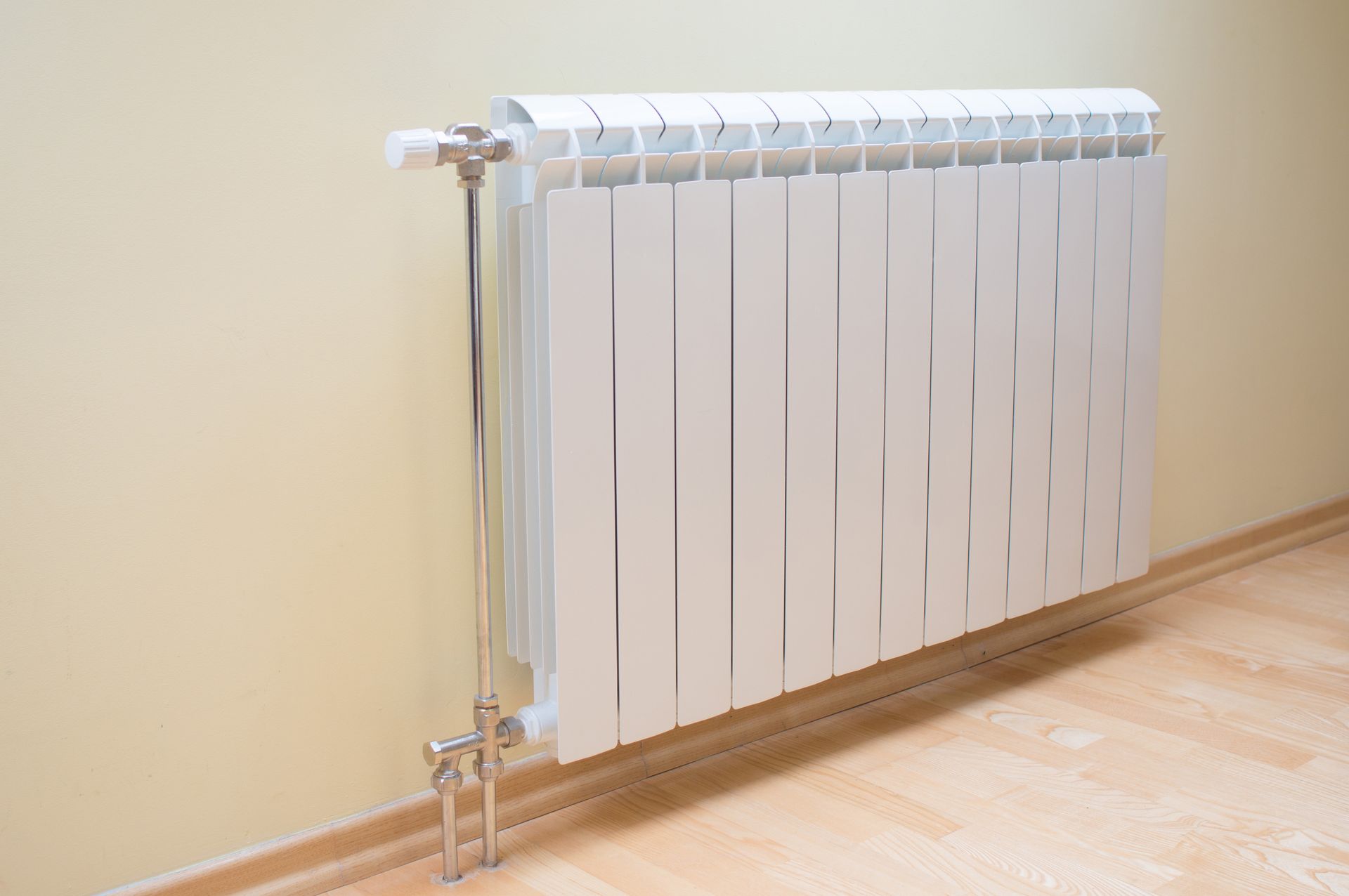 Un radiateur blanc fixé au mur
