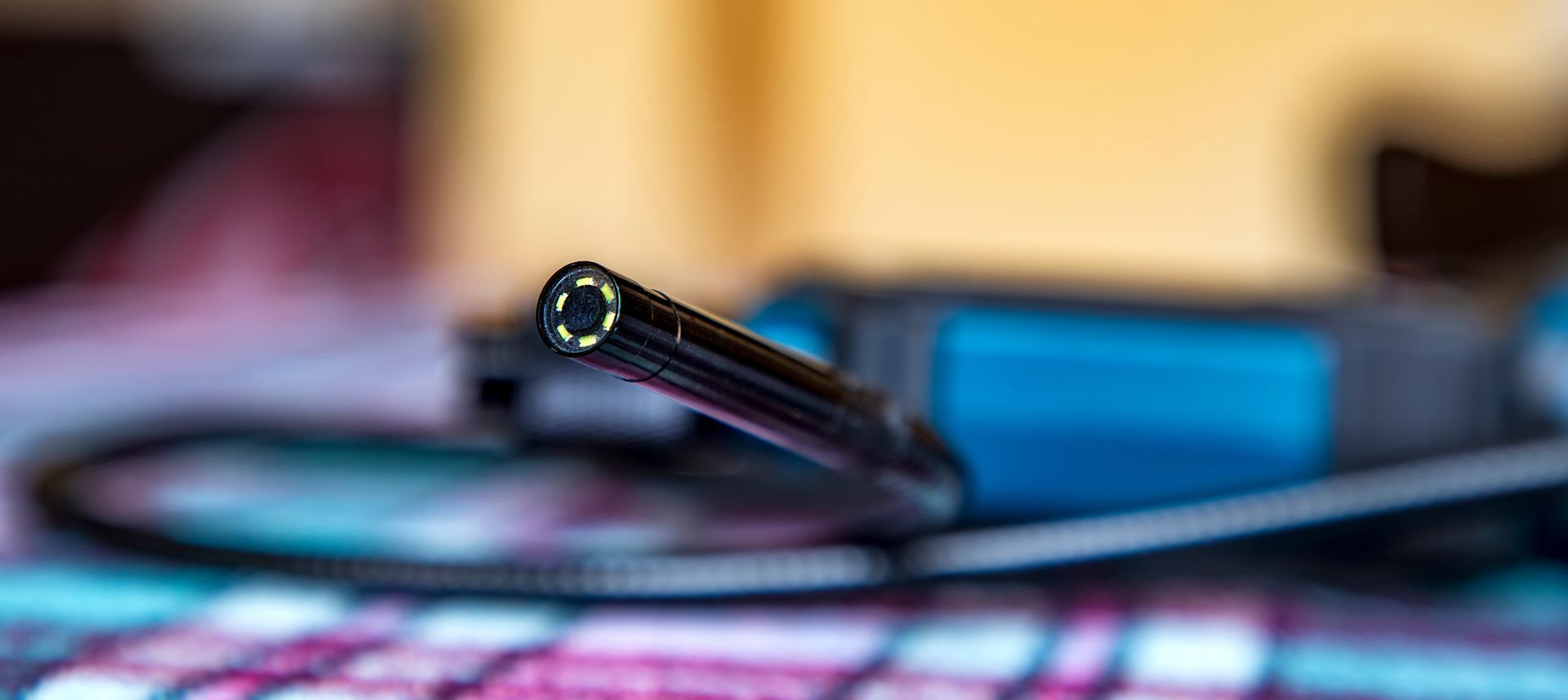 L'embout d'une caméra d'inspection de tuyauterie