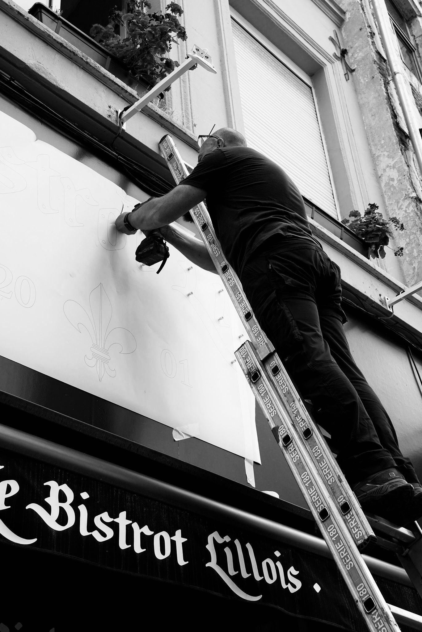 Enseigne en cours de réalisation