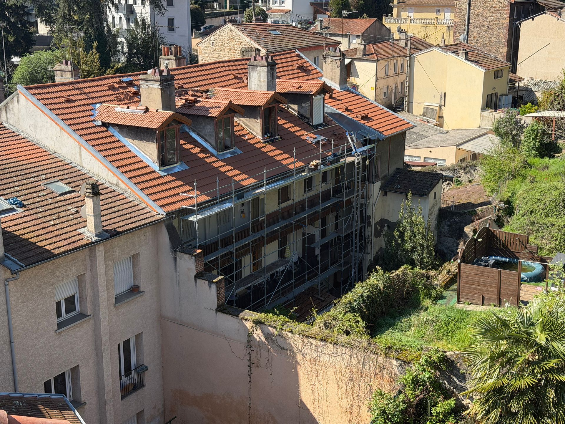 Vue sur des toits de maisons en tuile.