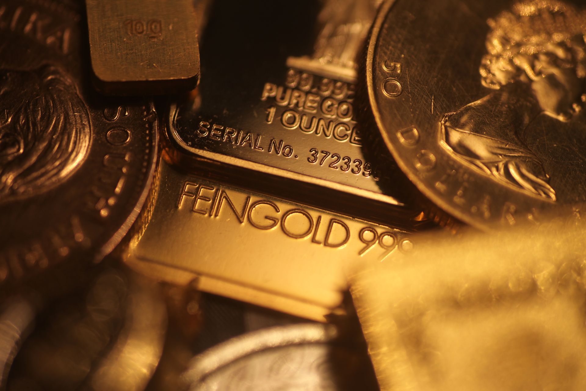 Détail de lingots et de pièces en or