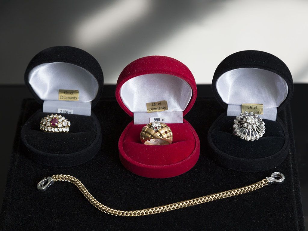 Assortiment de bagues et collier en or