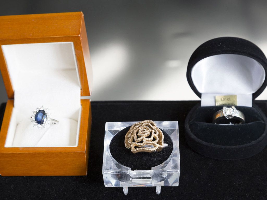 Assortiment de diverses bagues en or dans leurs étuis