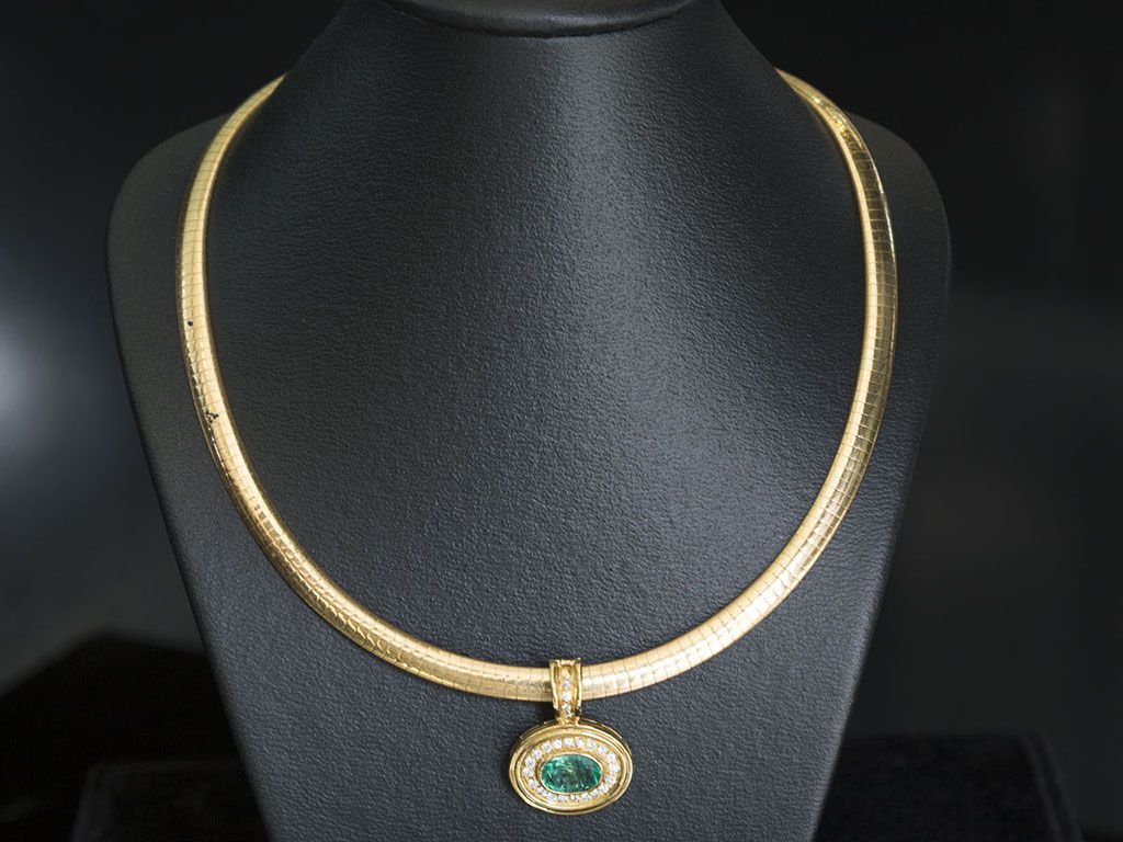 Collier en or exposé sur un support