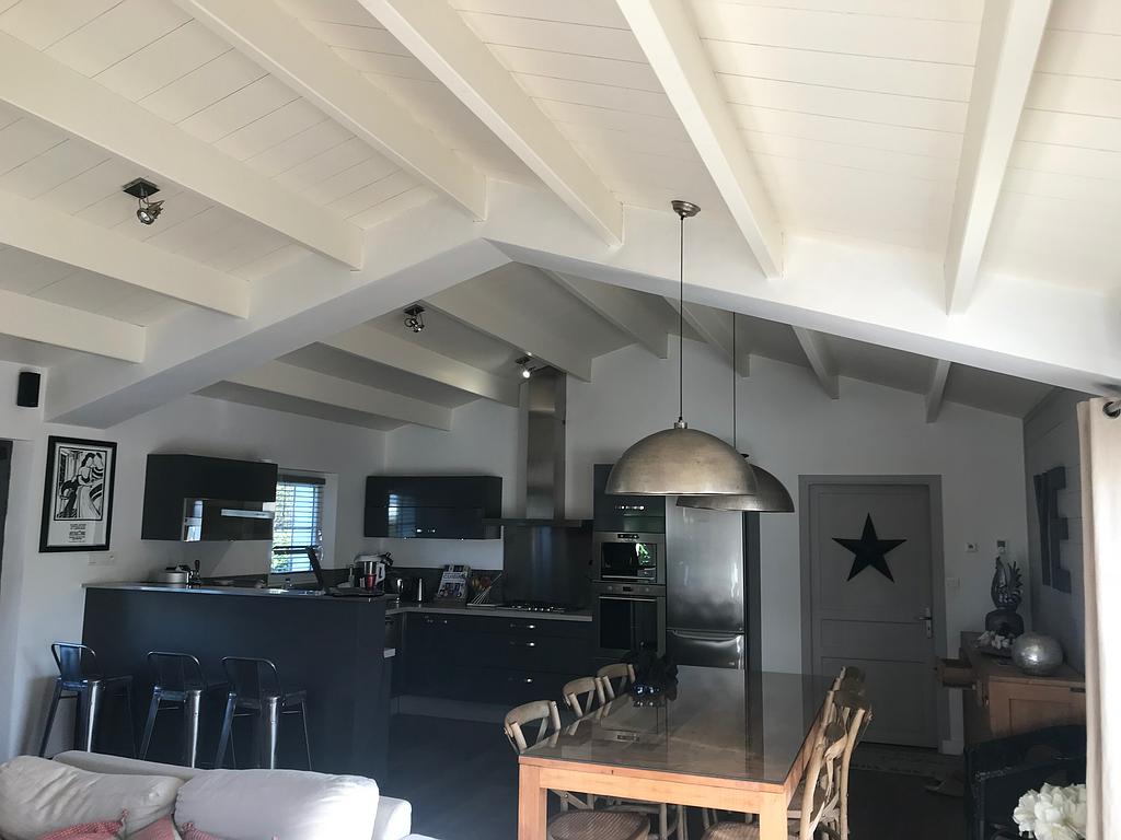 Intérieur charpente peinte en blanc