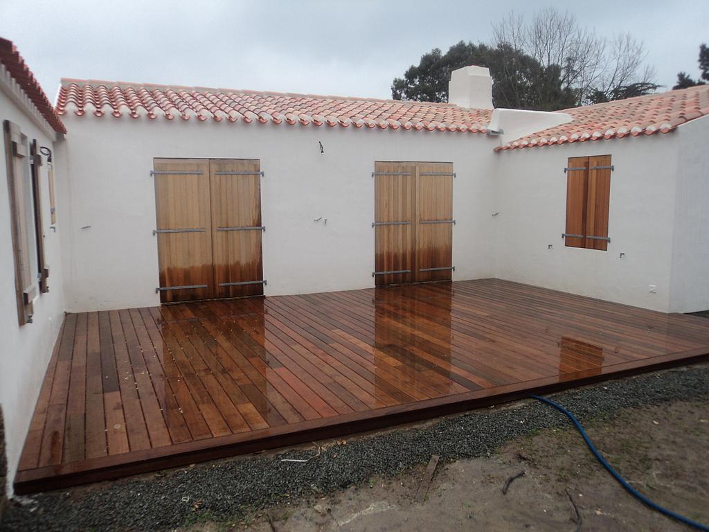 Terrasse en bois vernis