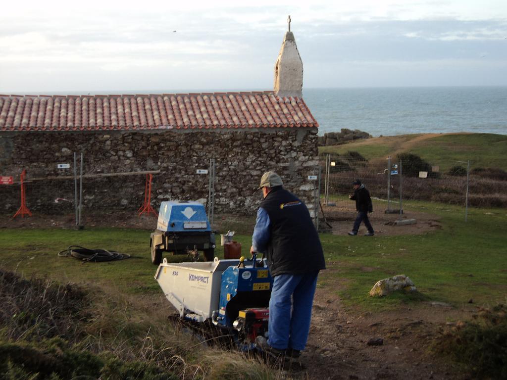 Terrassement autour d'une chapelle