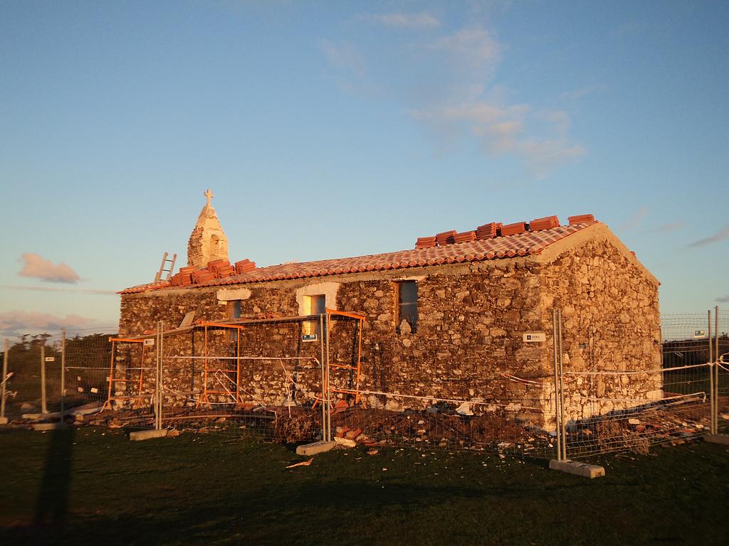 Chapelle à rénover, échaffaudage