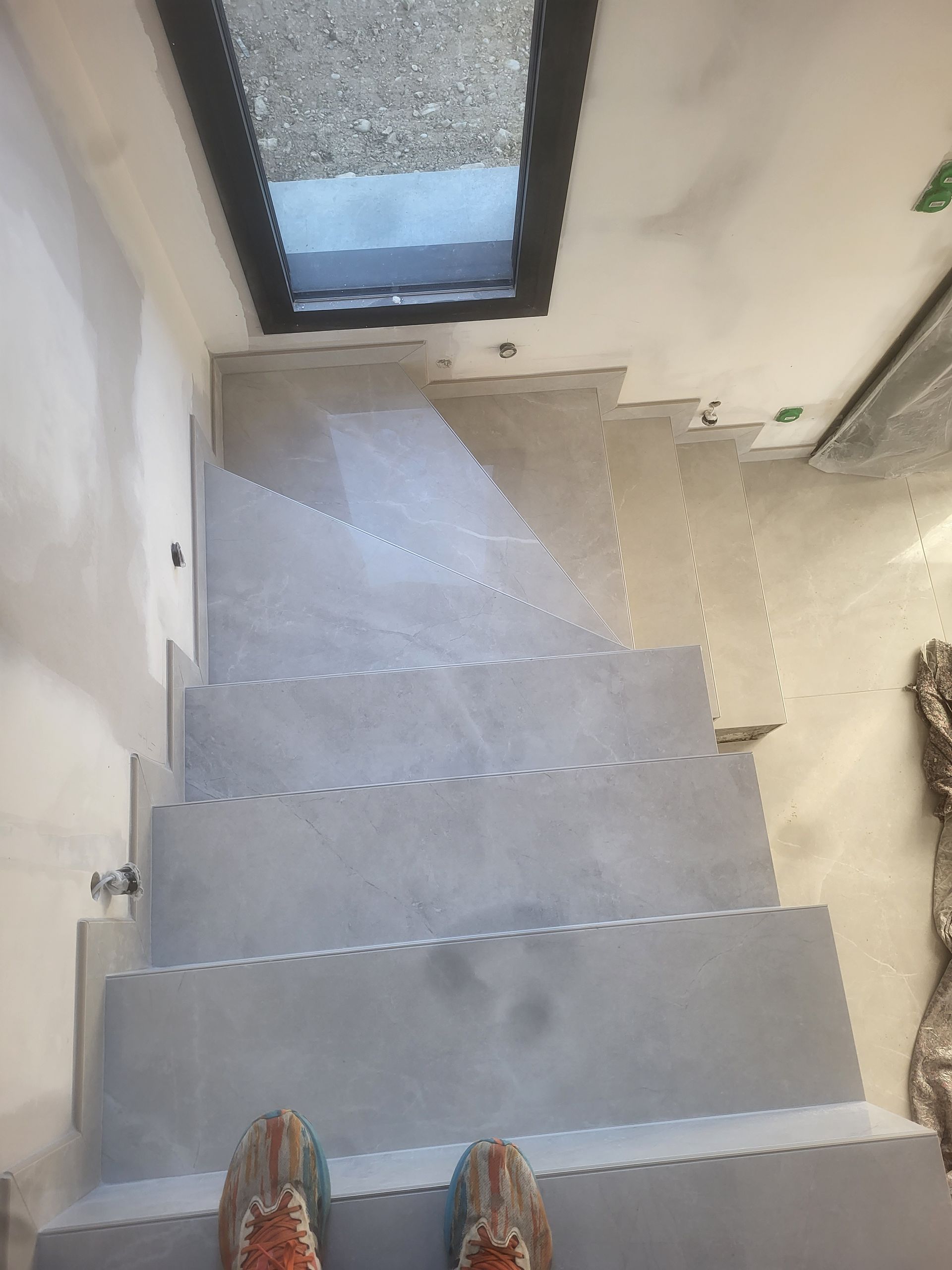 Pose de carrelage dans un escalier