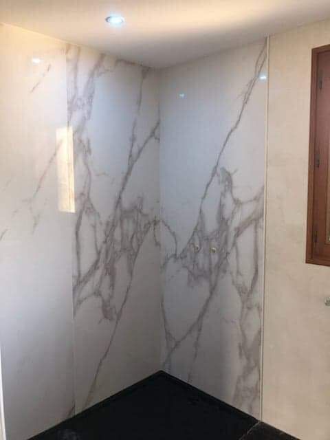 Mur avec carrelage effet marbre