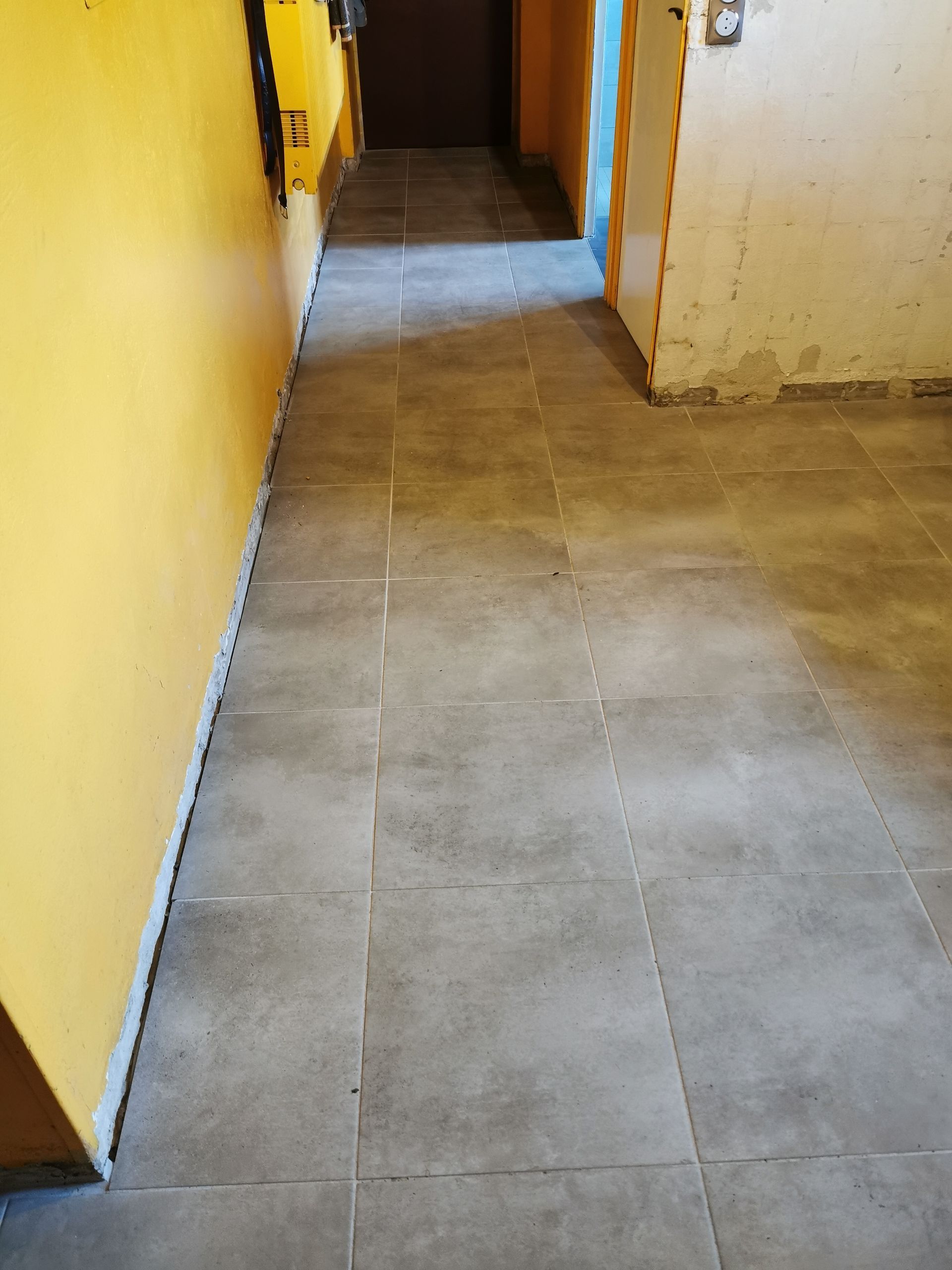 Pose de carrelage dans une maison