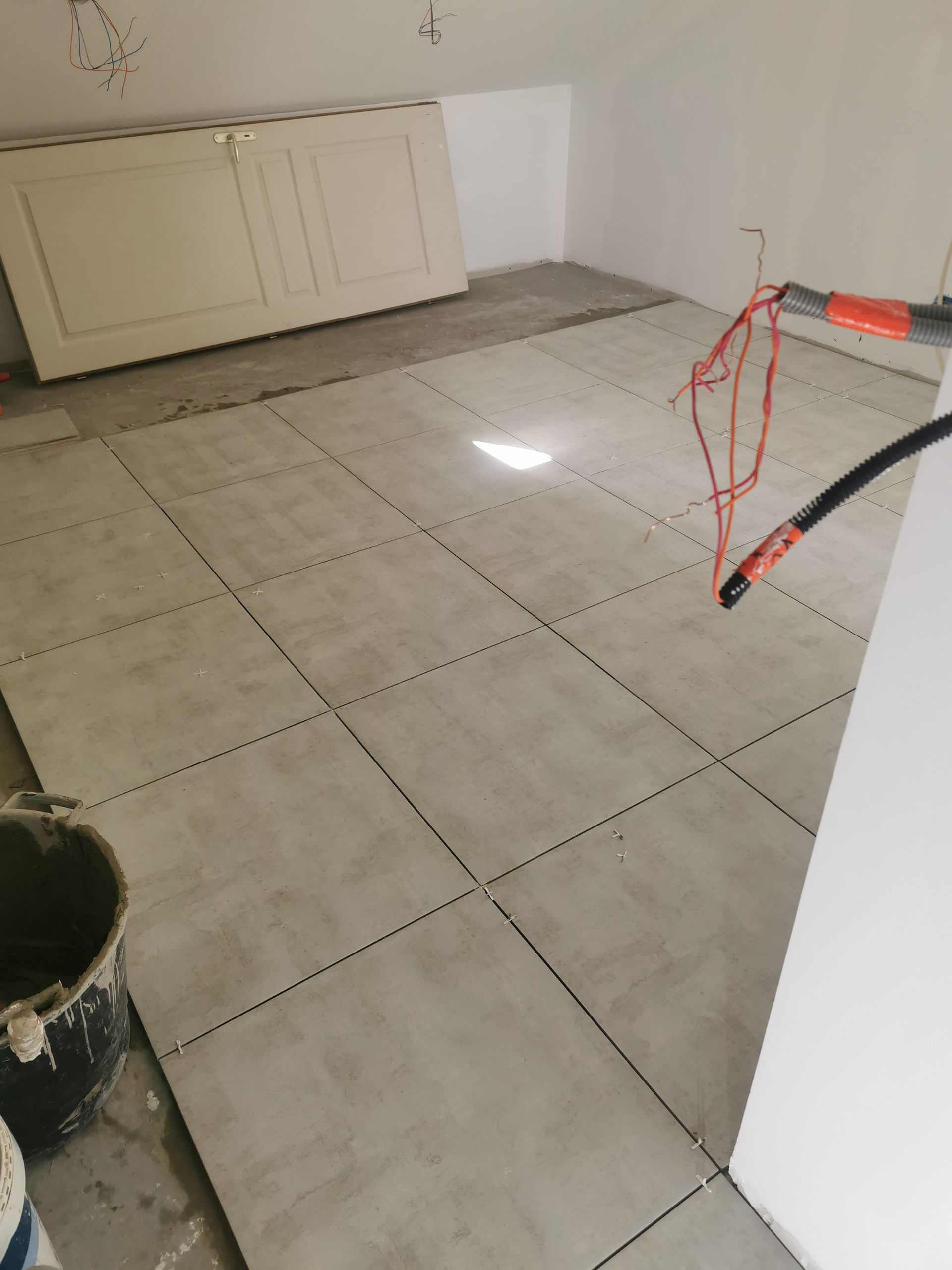 Rénovation : pose de carrelage gris